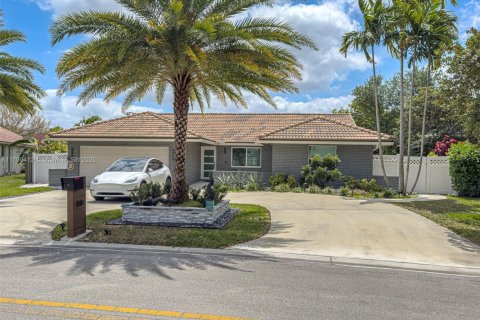 House in Coral Springs, Florida 4 bedrooms, 177.35 sq.m. № 1861444 - photo 10