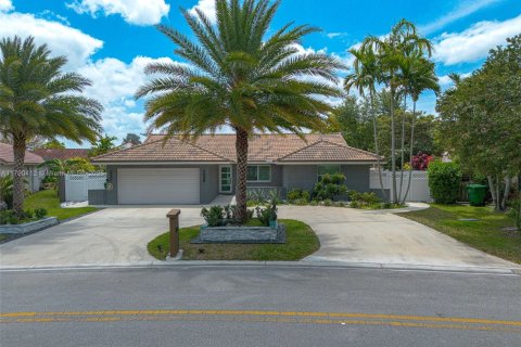 House in Coral Springs, Florida 4 bedrooms, 177.35 sq.m. № 1861444 - photo 1