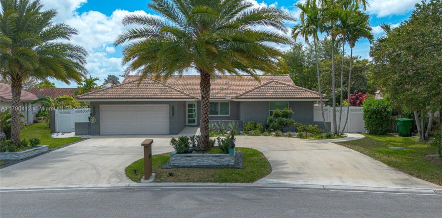 House in Coral Springs, Florida 4 bedrooms, 177.35 sq.m. № 1861444