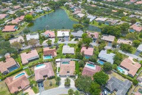 House in Coral Springs, Florida 4 bedrooms, 177.35 sq.m. № 1861444 - photo 8