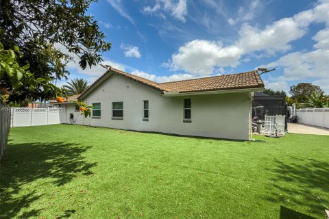 House in Coral Springs, Florida 4 bedrooms, 177.35 sq.m. № 1861444 - photo 13