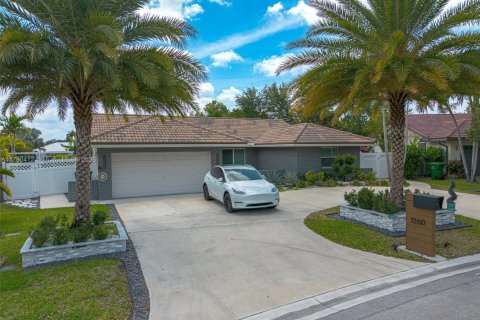 House in Coral Springs, Florida 4 bedrooms, 177.35 sq.m. № 1861444 - photo 2