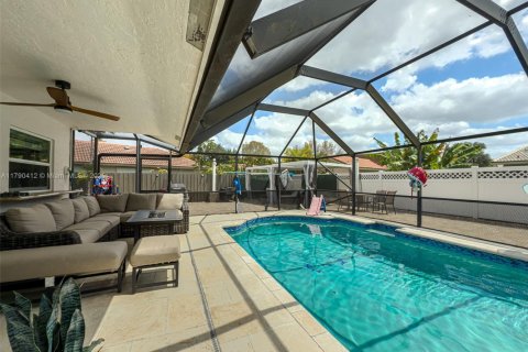 House in Coral Springs, Florida 4 bedrooms, 177.35 sq.m. № 1861444 - photo 24