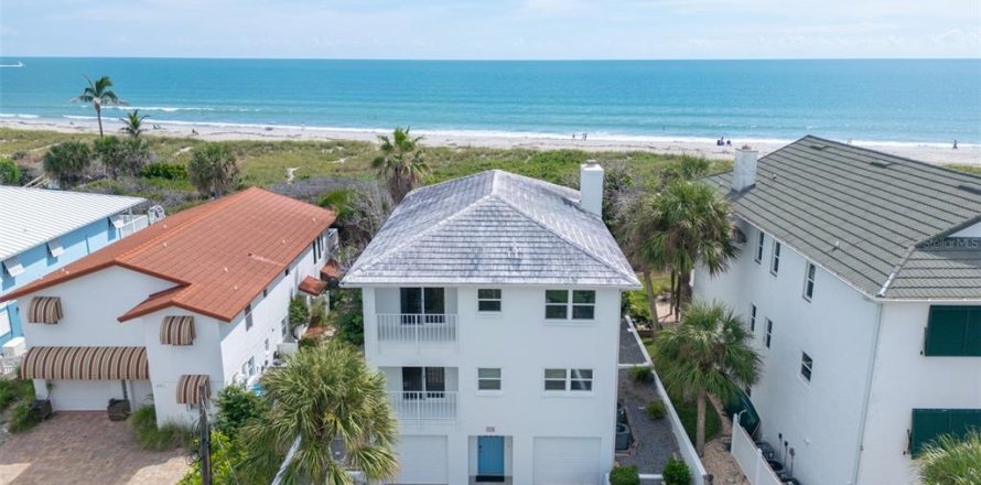 House in Cape Canaveral, Florida 3 bedrooms, 243.31 sq.m. № 2396336