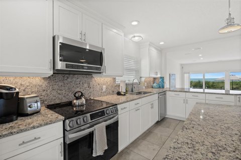 House in Cape Canaveral, Florida 3 bedrooms, 243.31 sq.m. № 2396336 - photo 13