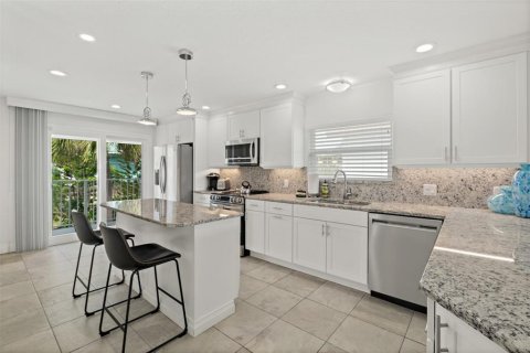 House in Cape Canaveral, Florida 3 bedrooms, 243.31 sq.m. № 2396336 - photo 11
