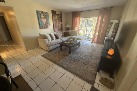 Condo in Miami, Florida, 2 bedrooms  № 2059910 - photo 3