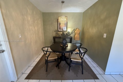 Condo in Miami, Florida, 2 bedrooms  № 2059910 - photo 2
