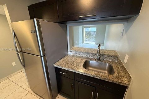 Condo in Miami, Florida, 2 bedrooms  № 2023230 - photo 4