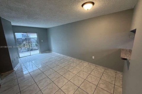 Condo in Miami, Florida, 2 bedrooms  № 2023230 - photo 12