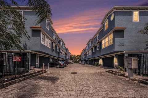 Adosado en venta en Tampa, Florida, 4 dormitorios, 192.12 m2 № 1898886 - foto 4