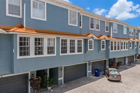 Adosado en venta en Tampa, Florida, 4 dormitorios, 192.12 m2 № 1898886 - foto 1