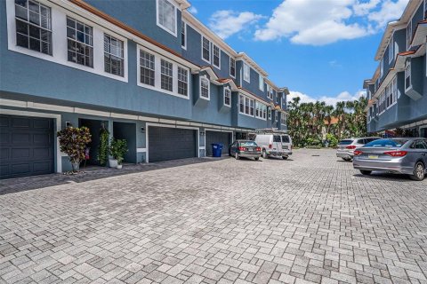 Adosado en venta en Tampa, Florida, 4 dormitorios, 192.12 m2 № 1898886 - foto 5