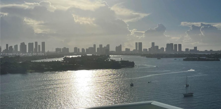 Кондоминиум с 2 спальнями в Майами-Бич, Флорида № 1984946