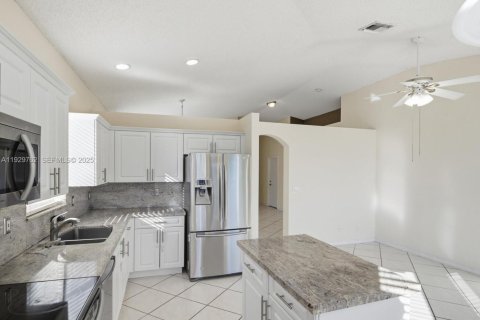 Снять в аренду таунхаус в Пемброк-Пайнс, Флорида 3 спальни, 127.28м2, № 1990068 - фото 8