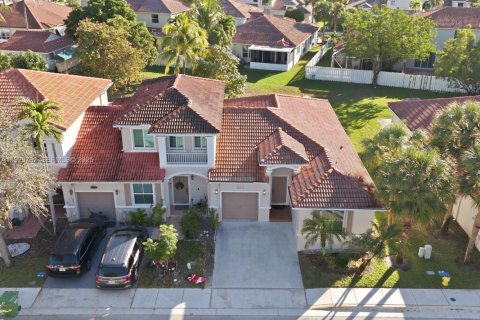 Снять в аренду таунхаус в Пемброк-Пайнс, Флорида 3 спальни, 127.28м2, № 1990068 - фото 2