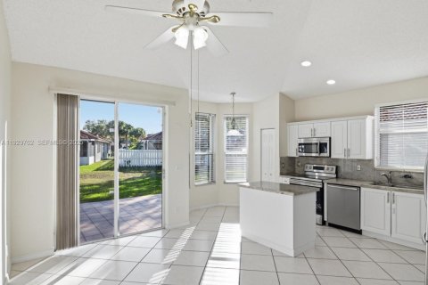 Снять в аренду таунхаус в Пемброк-Пайнс, Флорида 3 спальни, 127.28м2, № 1990068 - фото 4