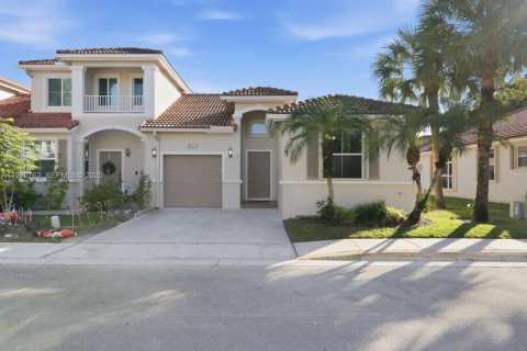 Снять в аренду таунхаус в Пемброк-Пайнс, Флорида 3 спальни, 127.28м2, № 1990068 - фото 1