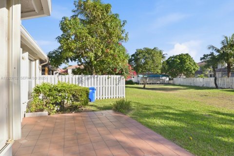 Снять в аренду таунхаус в Пемброк-Пайнс, Флорида 3 спальни, 127.28м2, № 1990068 - фото 19