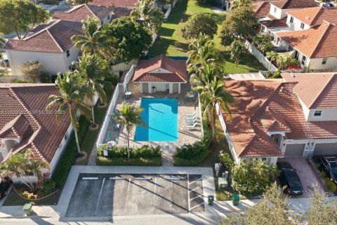 Снять в аренду таунхаус в Пемброк-Пайнс, Флорида 3 спальни, 127.28м2, № 1990068 - фото 24