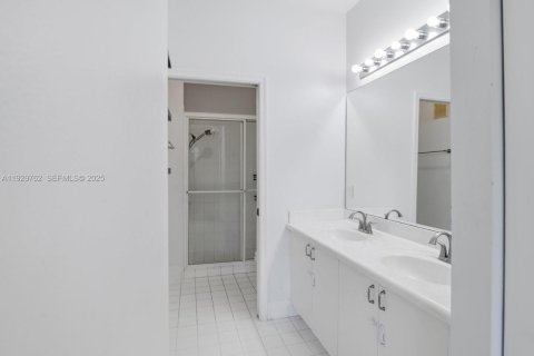 Снять в аренду таунхаус в Пемброк-Пайнс, Флорида 3 спальни, 127.28м2, № 1990068 - фото 12