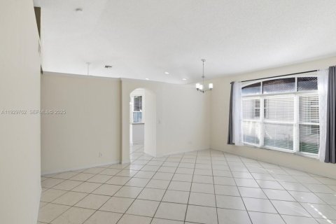 Снять в аренду таунхаус в Пемброк-Пайнс, Флорида 3 спальни, 127.28м2, № 1990068 - фото 3