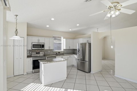 Снять в аренду таунхаус в Пемброк-Пайнс, Флорида 3 спальни, 127.28м2, № 1990068 - фото 6