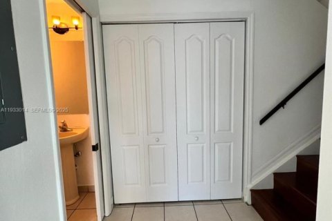 Condominio en venta en Miami, Florida, 3 dormitorios, 126.72 m2 № 1991807 - foto 2