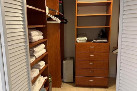 Condo in Miami Beach, Florida, 1 bedroom  № 2084453 - photo 2