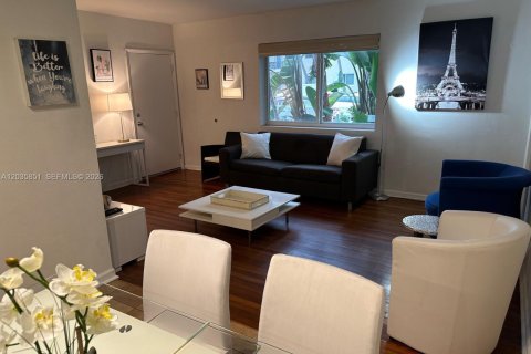 Condo in Miami Beach, Florida, 1 bedroom  № 2084453 - photo 1