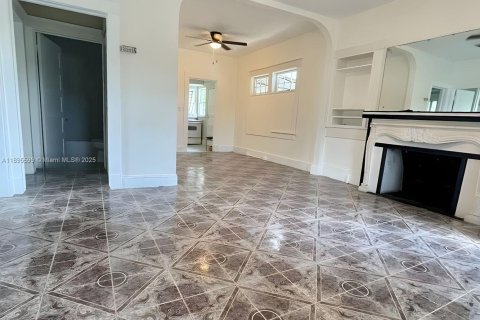 Commercial property in Miami, Florida 157.75 sq.m. № 1947276 - photo 2