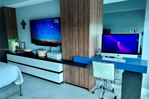 Condominio en alquiler en Miami, Florida, 2 dormitorios, 102.1 m2 № 2005846 - foto 15