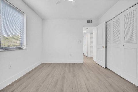 Снять в аренду квартиру в Майами, Флорида 2 спальни, 64.29м2, № 1997120 - фото 2