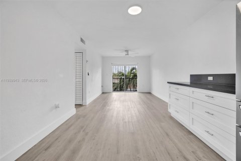 Снять в аренду квартиру в Майами, Флорида 2 спальни, 64.29м2, № 1997120 - фото 4