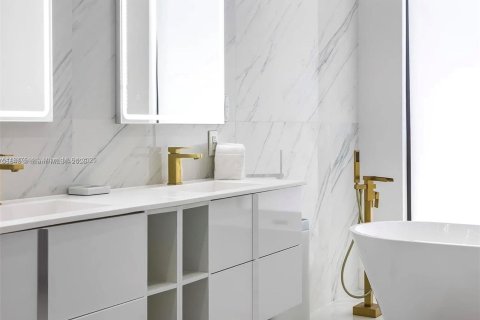 House in Fort Lauderdale, Florida 4 bedrooms, 302.68 sq.m. № 1941704 - photo 28