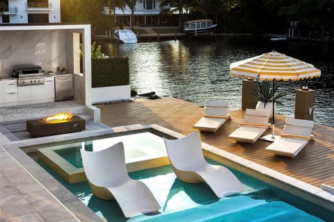 House in Fort Lauderdale, Florida 4 bedrooms, 302.68 sq.m. № 1941704 - photo 3