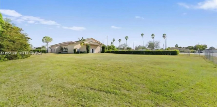 Propiedad comercial en Miami, Florida № 2172330