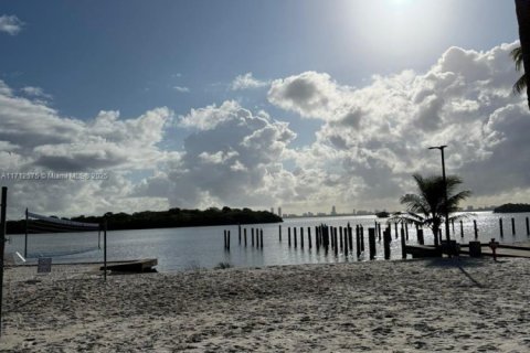 Купить кондоминиум в Майами, Флорида 1 спальня, 72м2, № 1957854 - фото 3