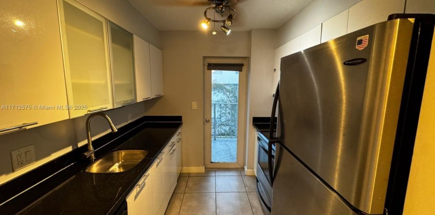 Кондоминиум с 1 спальней в Майами, Флорида № 1957854