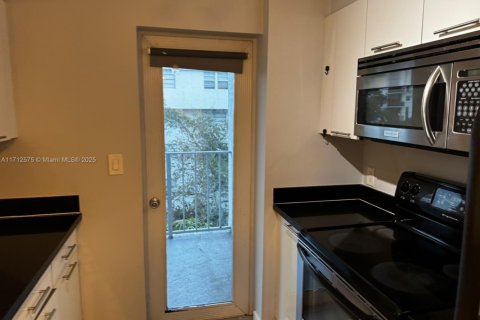 Купить кондоминиум в Майами, Флорида 1 спальня, 72м2, № 1957854 - фото 16