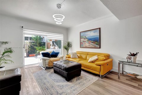Townhouse in Miami, Florida 3 bedrooms, 115.2 sq.m. № 1939451 - photo 3