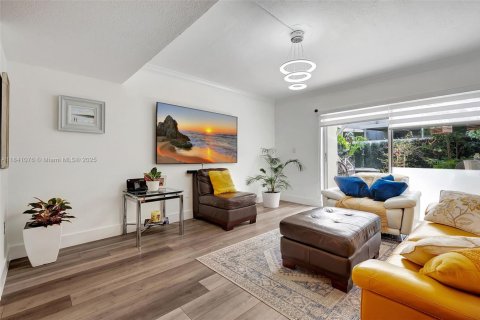 Townhouse in Miami, Florida 3 bedrooms, 115.2 sq.m. № 1939451 - photo 2