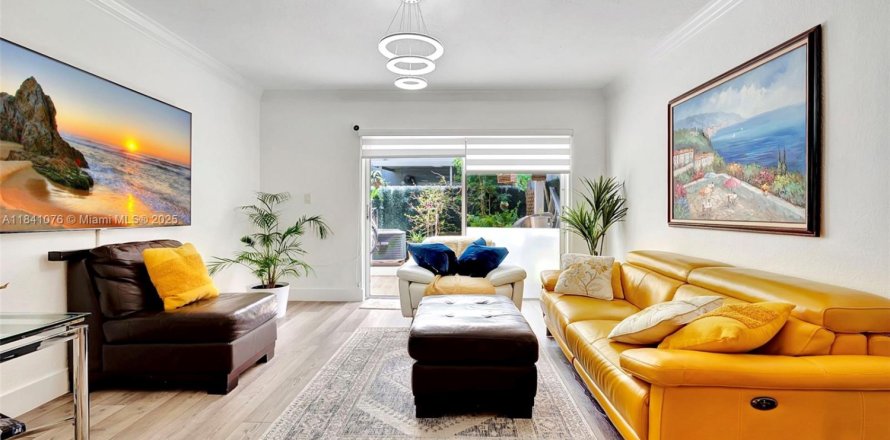 Townhouse in Miami, Florida 3 bedrooms, 115.2 sq.m. № 1939451