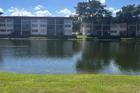Copropriété à vendre à Pembroke Pines, Floride: 2 chambres, 108.7 m2 № 1958405 - photo 11