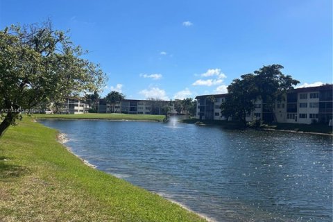 Copropriété à vendre à Pembroke Pines, Floride: 2 chambres, 108.7 m2 № 1958405 - photo 12