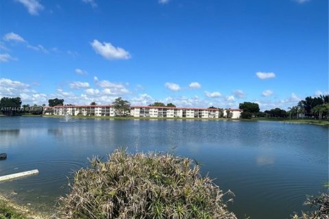 Copropriété à vendre à Pembroke Pines, Floride: 2 chambres, 108.7 m2 № 1958405 - photo 15