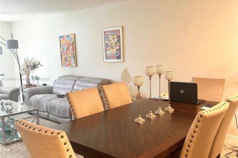 Copropriété à vendre à Pembroke Pines, Floride: 2 chambres, 108.7 m2 № 1958405 - photo 5