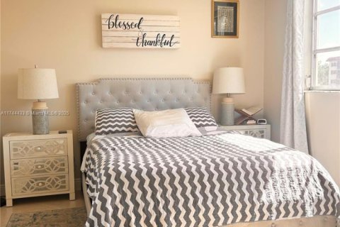 Copropriété à vendre à Pembroke Pines, Floride: 2 chambres, 108.7 m2 № 1958405 - photo 1