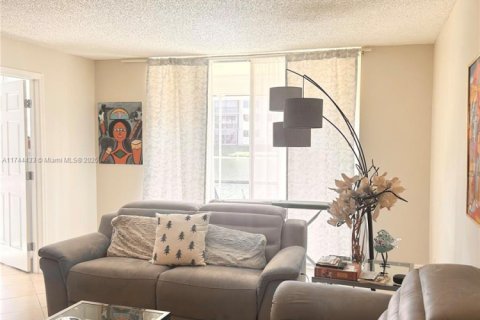 Copropriété à vendre à Pembroke Pines, Floride: 2 chambres, 108.7 m2 № 1958405 - photo 4