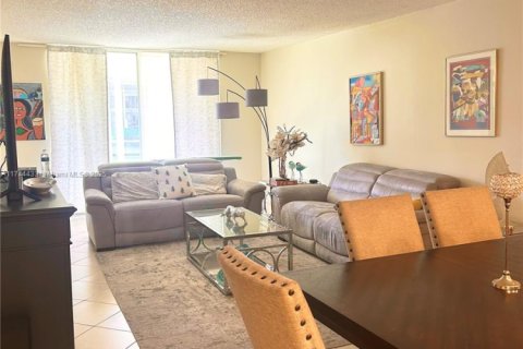 Copropriété à vendre à Pembroke Pines, Floride: 2 chambres, 108.7 m2 № 1958405 - photo 3